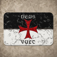Variante Deus Vult du Tapis des Sceaux Templiers en polyester et flanelle douce avec croix rouge sur fond noir et blanc.