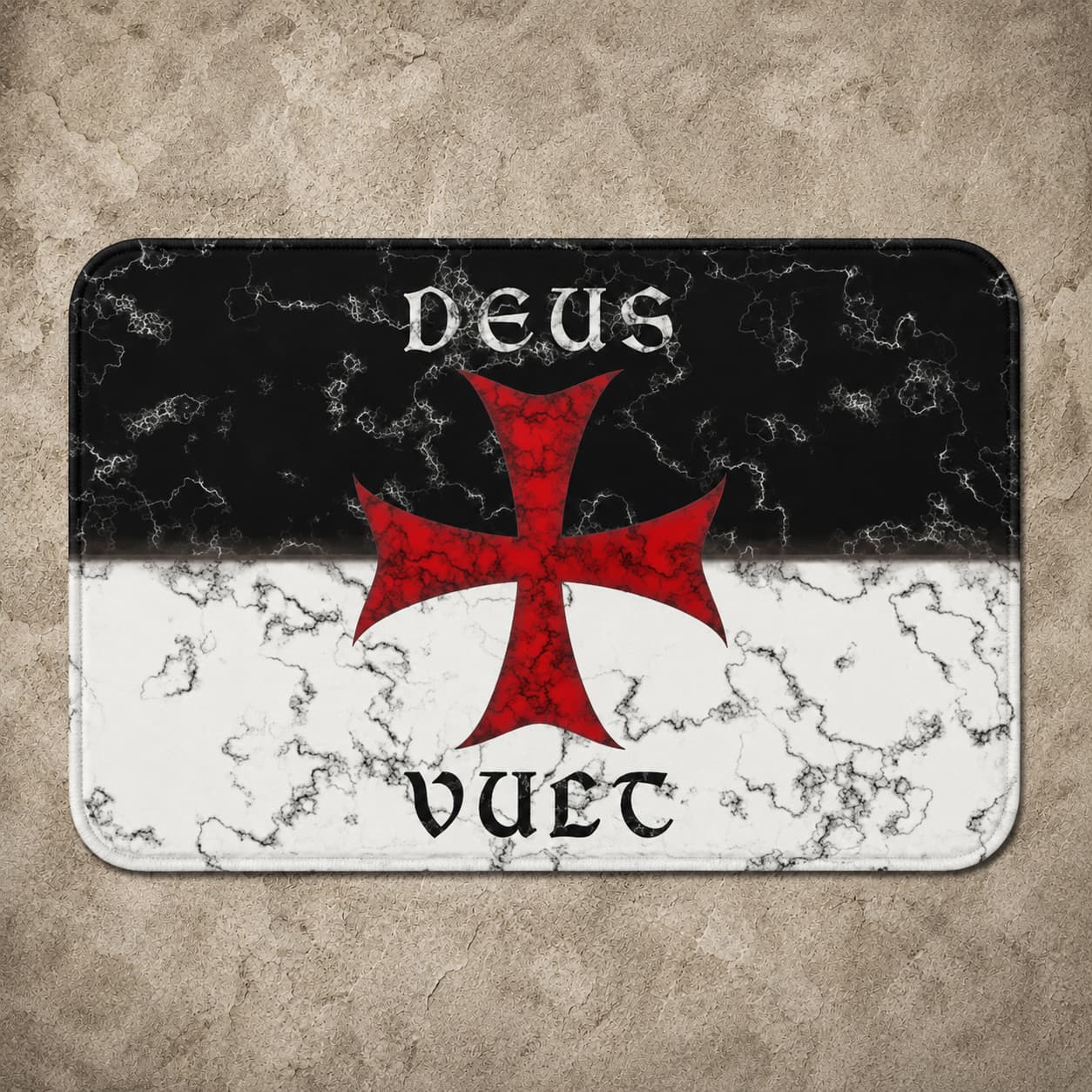 Variante Deus Vult du Tapis des Sceaux Templiers en polyester et flanelle douce avec croix rouge sur fond noir et blanc.