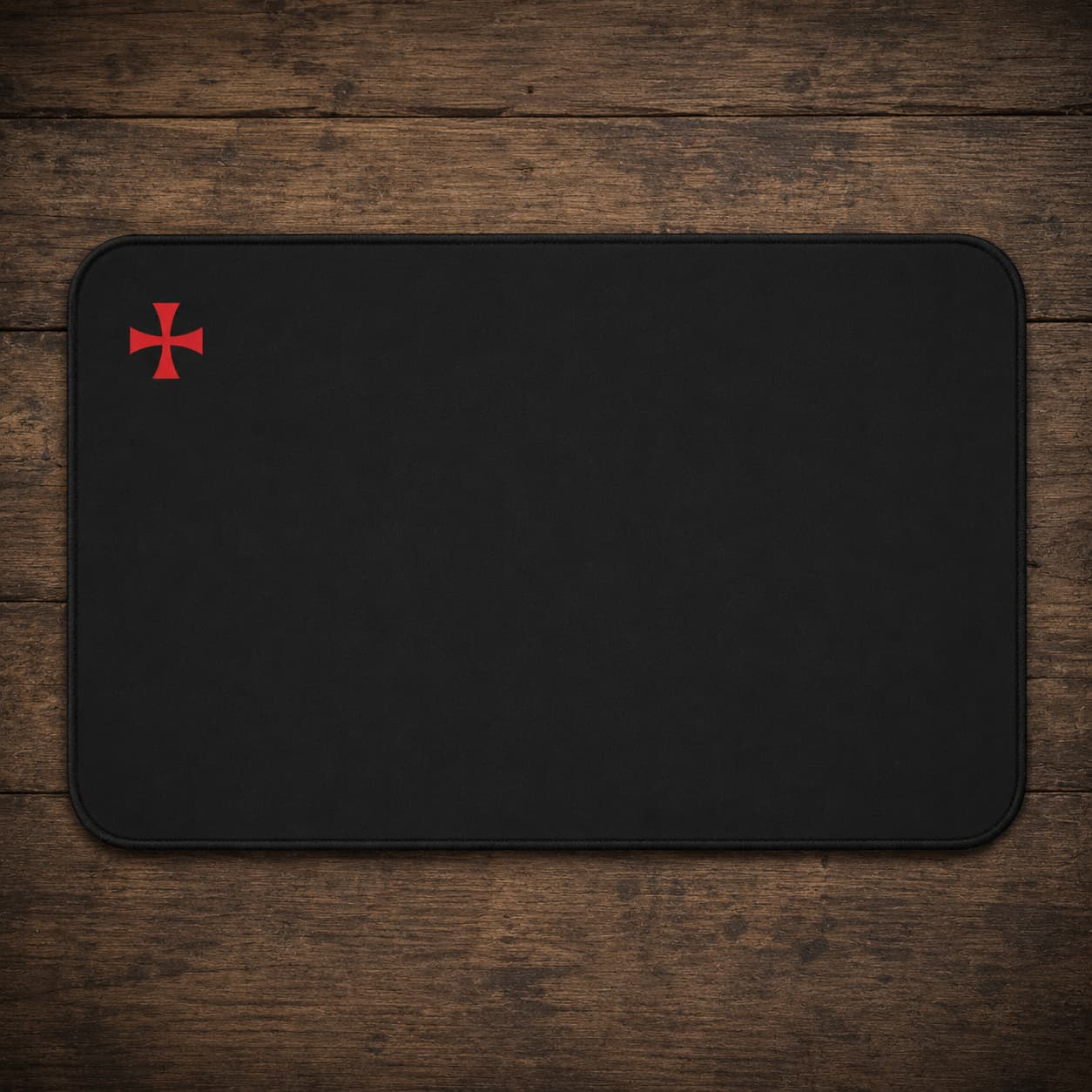 Variante noire du Tapis des Sceaux Templiers en polyester et flanelle douce avec petite croix rouge sur bois ancien.