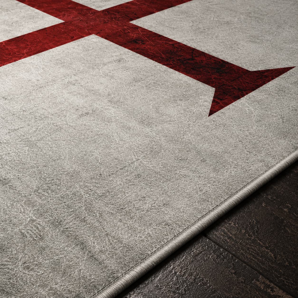 Gros plan du Tapis Croix Templier en flanelle douce avec motif croix rouge montrant la texture et la finition.