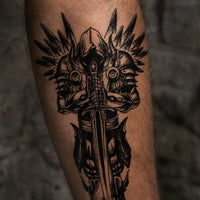 Gros plan du Tatouage Prière d’Archange montrant les détails de l’armure, du casque et de l’épée.