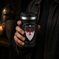 Thermos du Temple en acier inoxydable tenu en main par un homme avec veste sombre dans une ambiance médiévale.