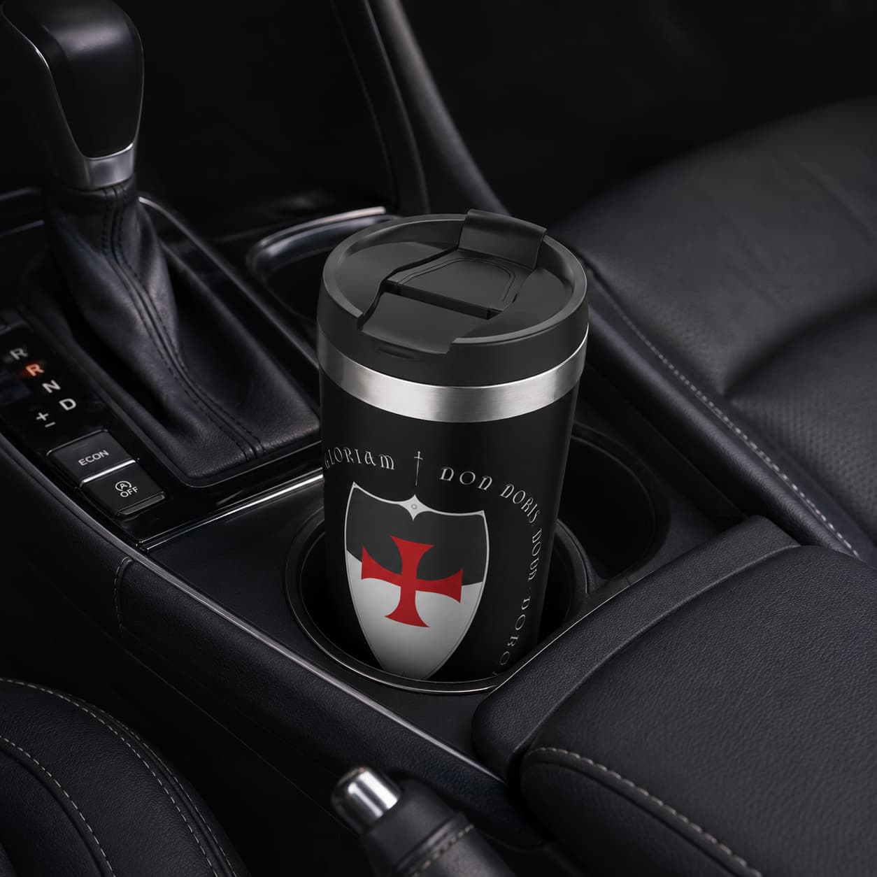 Thermos du Temple en acier inoxydable placé dans un porte-gobelet de voiture avec intérieur noir premium.