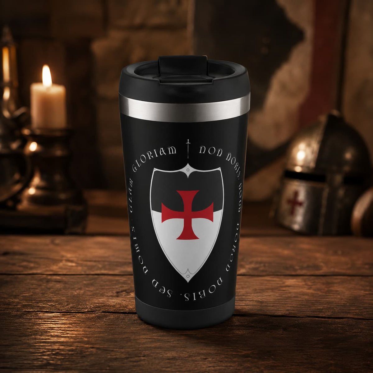 Thermos du Temple en acier inoxydable noir avec bouclier à croix rouge sur table en bois ancien.