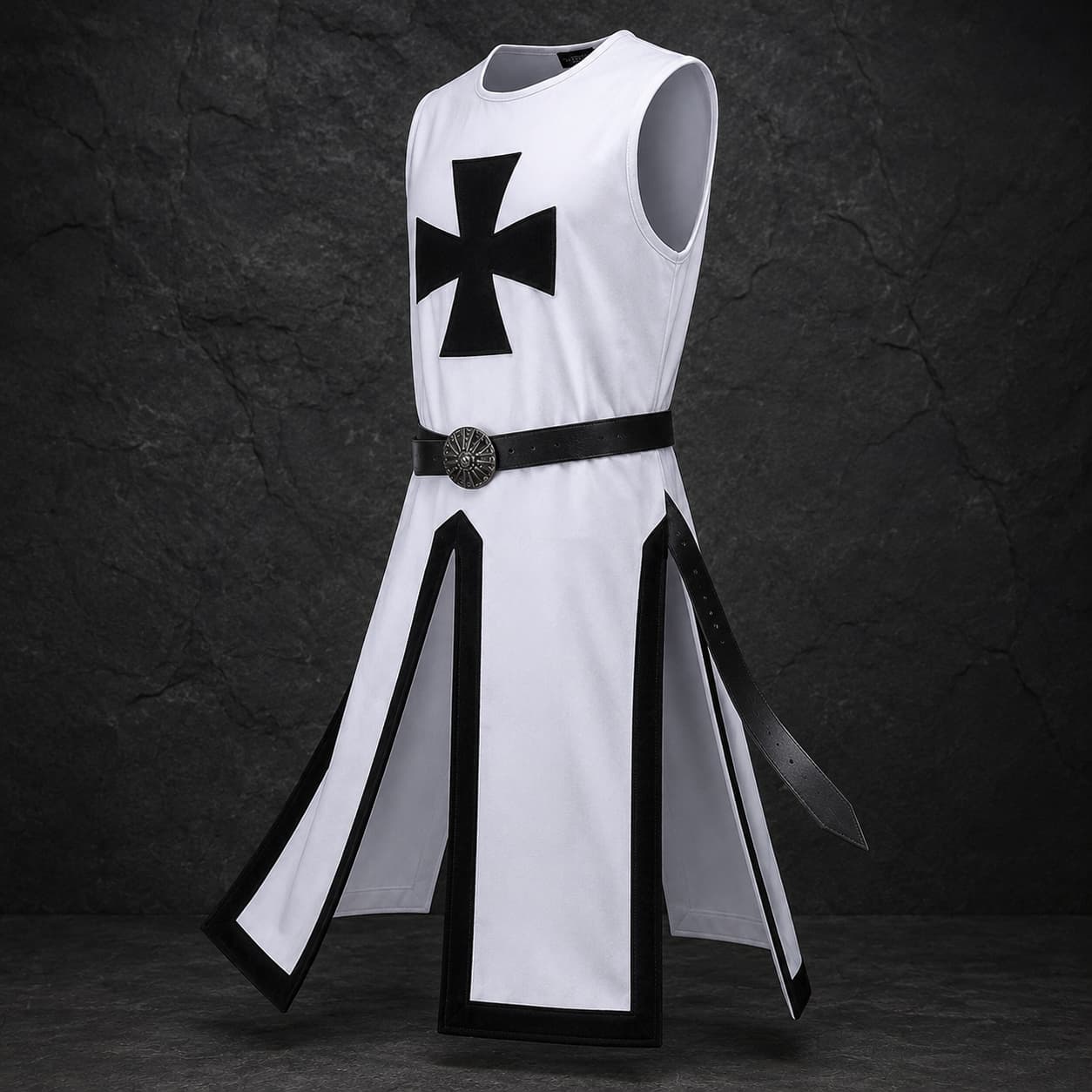 Variante blanche de la Tunique du Chevalier Templier en polyester avec croix noire, vue en angle sur fond pierre sombre.