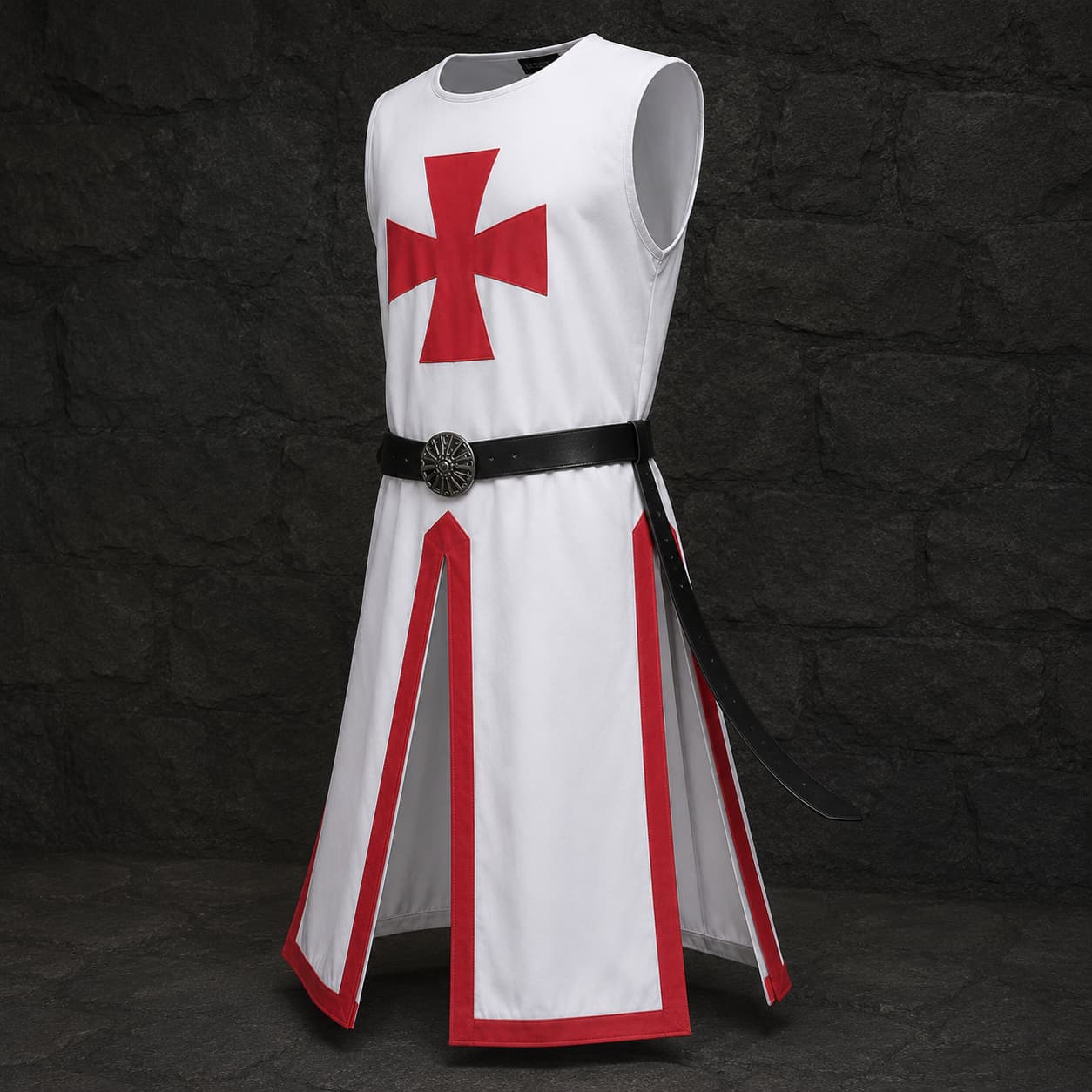 Variante blanche de la Tunique du Chevalier Templier en polyester avec croix rouge, vue en angle sur fond sombre.