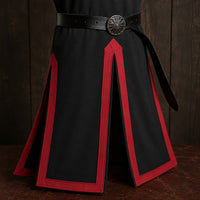 Détail de la Tunique du Chevalier Templier en polyester noir avec ceinture et bordures rouges.