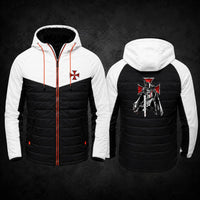 Veste Zippée Croix du Temple en polyester blanc et noir présentée de face et de dos sur fond sombre.