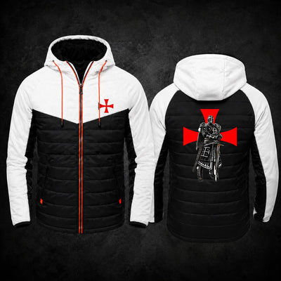 Variante blanc et noir de la Veste Zippée Croix du Temple avec croix rouge sur la poitrine et motif chevalier au dos.
