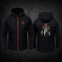 Veste Zippée Croix du Temple en polyester noir présentée de face et de dos sur fond sombre médiéval.