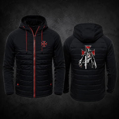 Veste Zippée Croix du Temple en polyester noir présentée de face et de dos sur fond sombre médiéval.