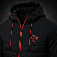 Gros plan de la Veste Zippée Croix du Temple avec croix rouge sur la poitrine et fermeture zippée rouge.