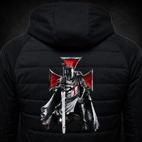 Gros plan du motif dos de la Veste Zippée Croix du Temple avec chevalier templier et croix rouge.