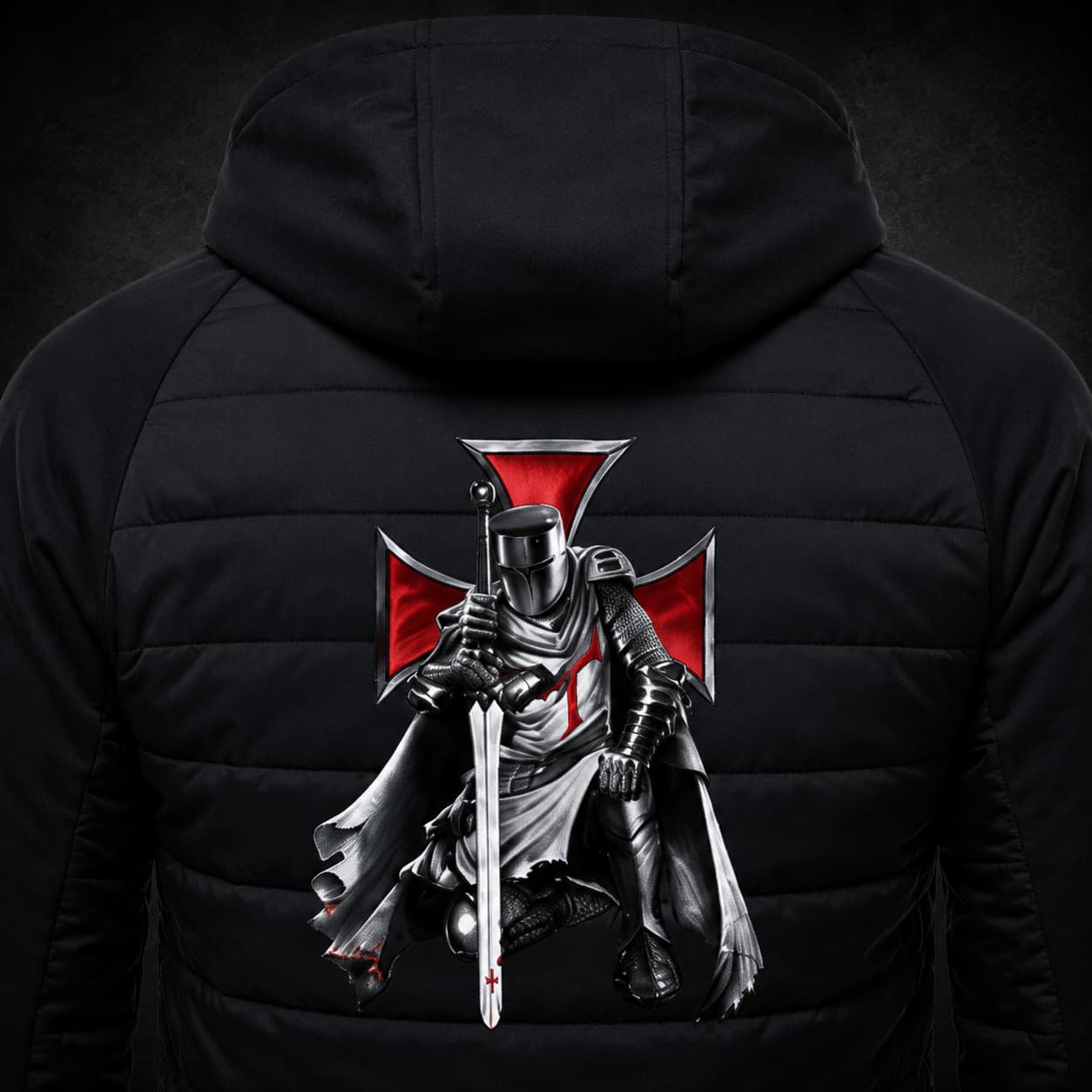 Gros plan du motif dos de la Veste Zippée Croix du Temple avec chevalier templier et croix rouge.