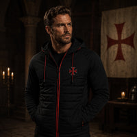 Veste Zippée Croix du Temple portée par un homme dans une ambiance médiévale sombre.