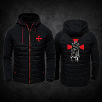 Variante noire de la Veste Zippée Croix du Temple avec croix rouge sur la poitrine et chevalier au dos.